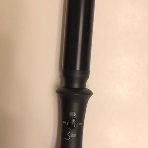 Sultry Bombshell 1 1/2 curling wand
